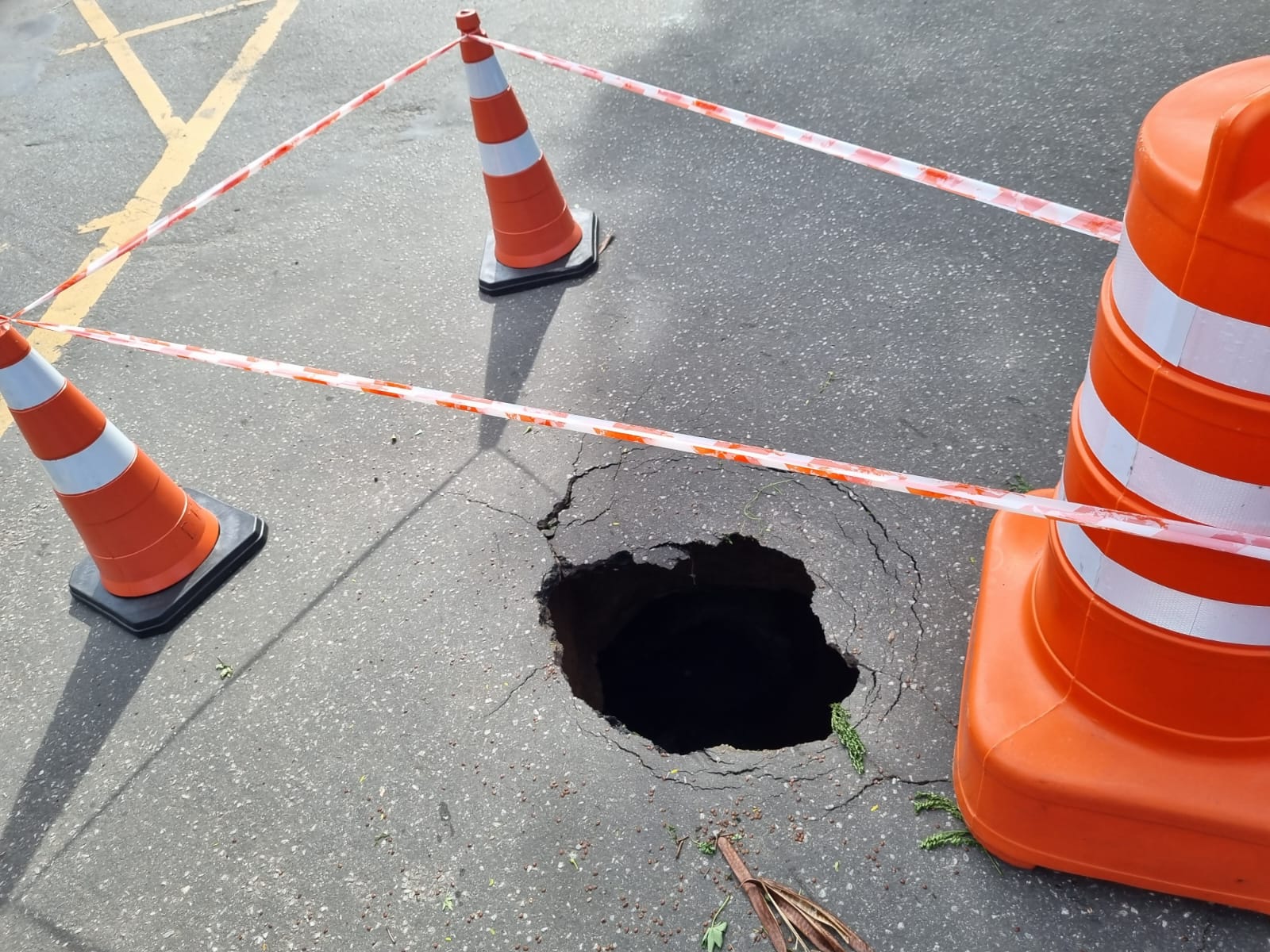 ASFALTO CEDE E ABRE BURACO EM PISTA DA AVENIDA MARCO TÚLIO PREOCUPANDO